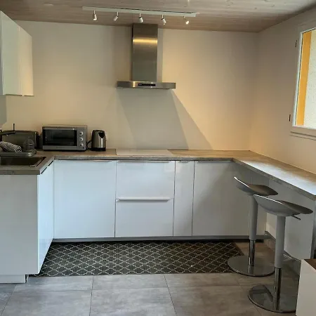 Light Spacious, Recently Refurbished Near To Lägenhet
