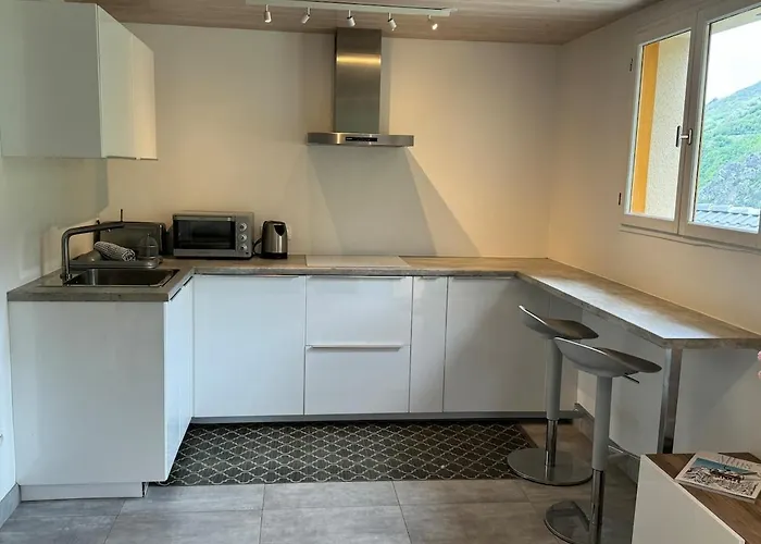 Light Spacious, Recently Refurbished Near To Apartment