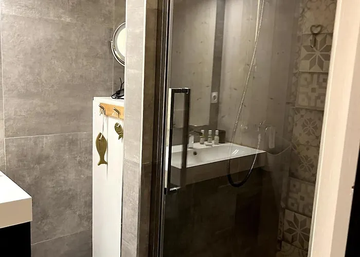 Light Spacious, Recently Refurbished Near To Apartment